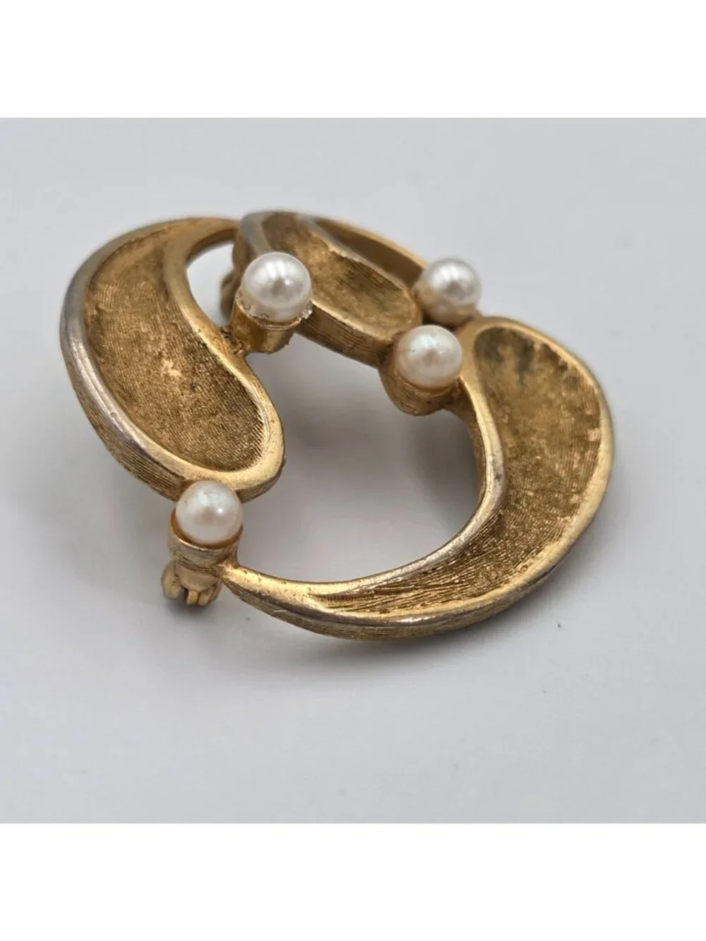 Vintage Gold Tone Brooch Pin With Faux Pearls Circular Design 1-3/4